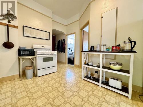 8502 78Th Avenue, Osoyoos, BC - Indoor Photo Showing Kitchen