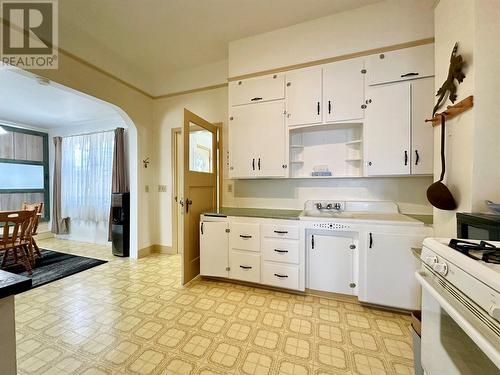 8502 78Th Avenue, Osoyoos, BC - Indoor Photo Showing Kitchen