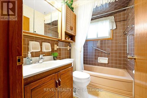 328 West 5Th Street, Hamilton, ON - Indoor Photo Showing Bathroom