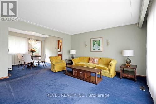 328 West 5Th Street, Hamilton, ON - Indoor Photo Showing Living Room