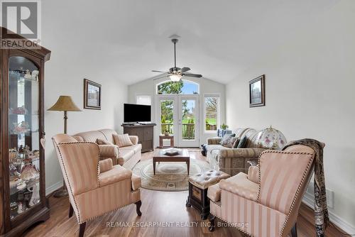 7 Sunnydale Court, West Lincoln, ON - Indoor Photo Showing Living Room