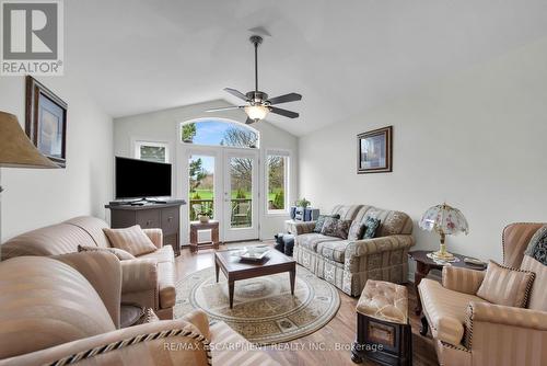 7 Sunnydale Court, West Lincoln, ON - Indoor Photo Showing Living Room