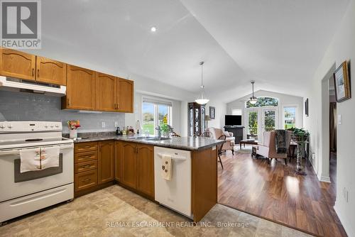 7 Sunnydale Court, West Lincoln, ON - Indoor Photo Showing Kitchen With Double Sink