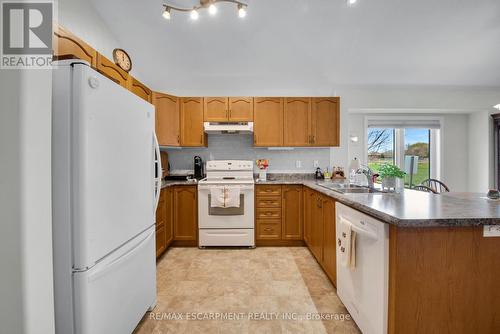 7 Sunnydale Court, West Lincoln, ON - Indoor Photo Showing Kitchen With Double Sink