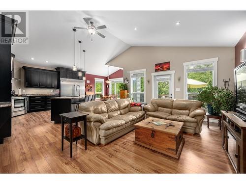 787 Crescent Bay Road, Nakusp, BC - Indoor Photo Showing Living Room