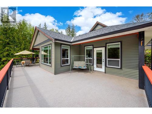 787 Crescent Bay Road, Nakusp, BC - Outdoor With Exterior