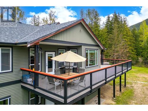 787 Crescent Bay Road, Nakusp, BC - Outdoor With Exterior