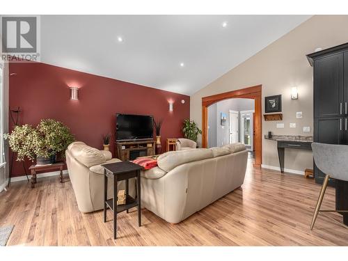 787 Crescent Bay Road, Nakusp, BC - Indoor Photo Showing Living Room