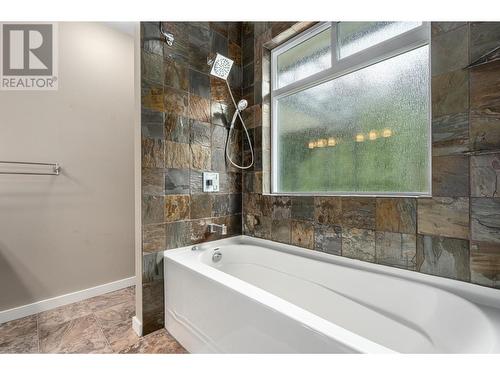 787 Crescent Bay Road, Nakusp, BC - Indoor Photo Showing Bathroom