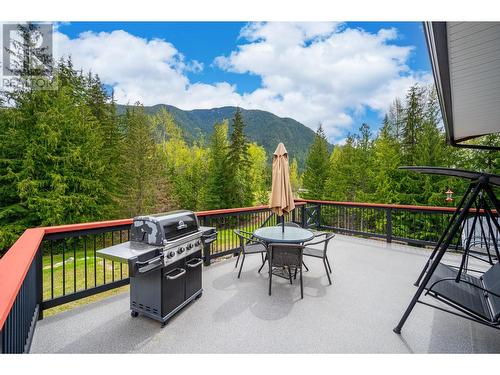 787 Crescent Bay Road, Nakusp, BC - Outdoor With Exterior