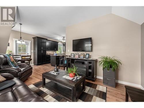 787 Crescent Bay Road, Nakusp, BC - Indoor Photo Showing Living Room