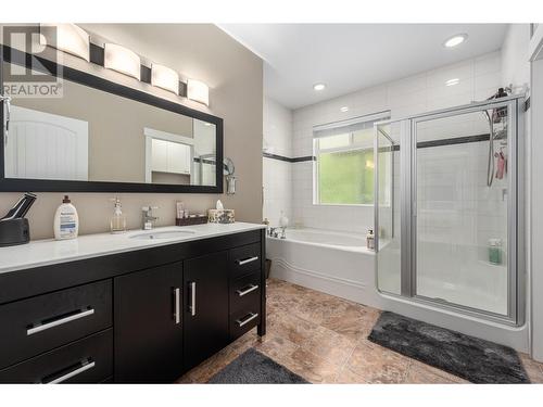 787 Crescent Bay Road, Nakusp, BC - Indoor Photo Showing Bathroom