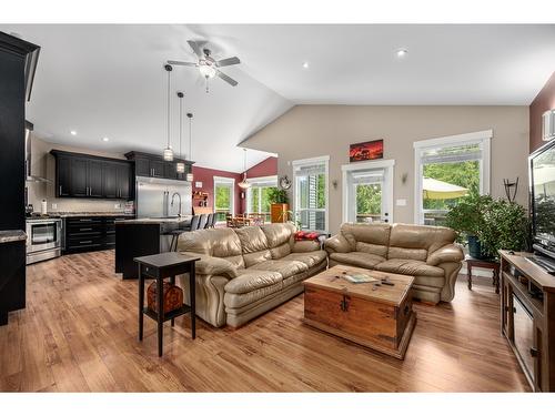 787 Crescent Bay Road, Nakusp, BC - Indoor Photo Showing Living Room