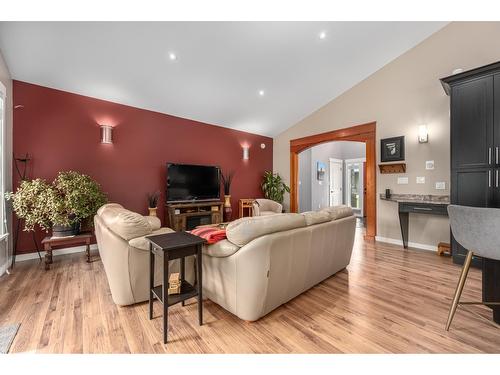 787 Crescent Bay Road, Nakusp, BC - Indoor Photo Showing Living Room