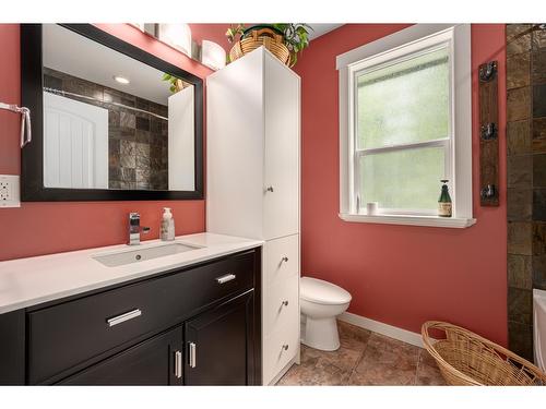 787 Crescent Bay Road, Nakusp, BC - Indoor Photo Showing Bathroom