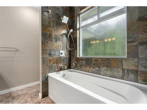 787 Crescent Bay Road, Nakusp, BC - Indoor Photo Showing Bathroom