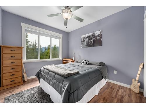 787 Crescent Bay Road, Nakusp, BC - Indoor Photo Showing Bedroom