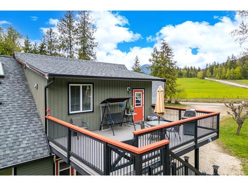 787 Crescent Bay Road, Nakusp, BC - Outdoor With Exterior