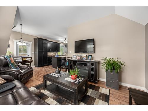 787 Crescent Bay Road, Nakusp, BC - Indoor Photo Showing Living Room