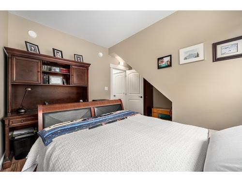 787 Crescent Bay Road, Nakusp, BC - Indoor Photo Showing Bedroom