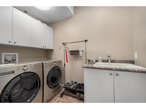 787 Crescent Bay Road, Nakusp, BC - Indoor Photo Showing Laundry Room