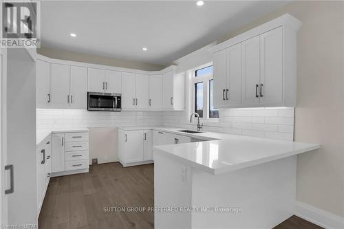 252 Leitch Street, Dutton/Dunwich (Dutton), ON - Indoor Photo Showing Kitchen