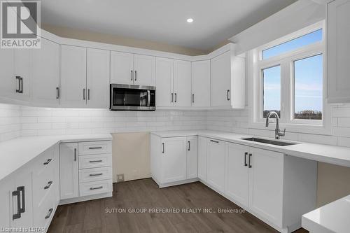 252 Leitch Street, Dutton/Dunwich (Dutton), ON - Indoor Photo Showing Kitchen