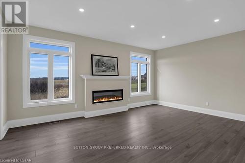 252 Leitch Street, Dutton/Dunwich (Dutton), ON - Indoor Photo Showing Living Room With Fireplace