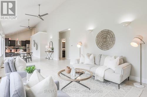 31 Shelley Drive, Kawartha Lakes, ON - Indoor Photo Showing Living Room