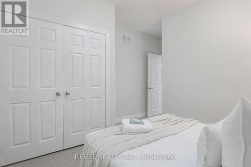 31 Shelley Drive, Kawartha Lakes, ON - Indoor Photo Showing Bedroom