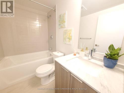 5905 - 11 Wellesley Street W, Toronto, ON - Indoor Photo Showing Bathroom