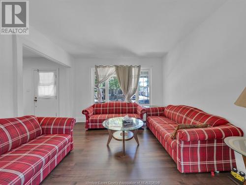 1562 Richmond Street, Windsor, ON - Indoor Photo Showing Living Room