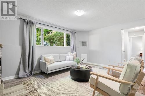 1137 Hartwell Road, Manotick, ON - Indoor Photo Showing Living Room