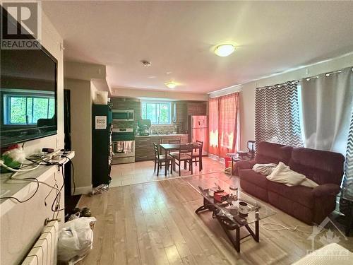 466 Nelson Street, Ottawa, ON - Indoor Photo Showing Living Room