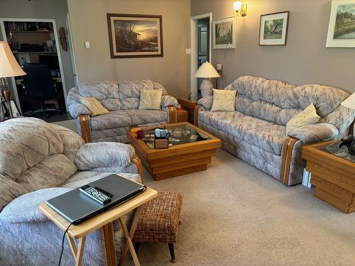 7926 Riverside Drive, Grand Forks, BC - Indoor Photo Showing Living Room