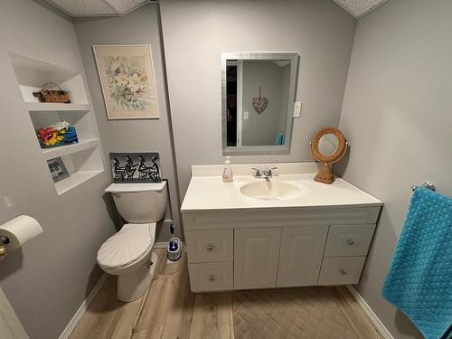 7926 Riverside Drive, Grand Forks, BC - Indoor Photo Showing Bathroom