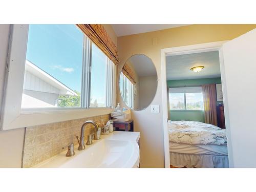 824 14Th Street S, Cranbrook, BC - Indoor Photo Showing Bathroom