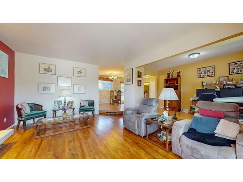 824 14Th Street S, Cranbrook, BC - Indoor Photo Showing Living Room