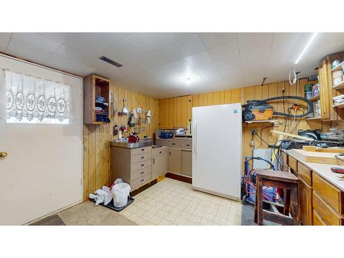 824 14Th Street S, Cranbrook, BC - Indoor Photo Showing Kitchen