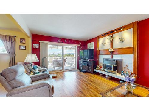 824 14Th Street S, Cranbrook, BC - Indoor Photo Showing Living Room With Fireplace