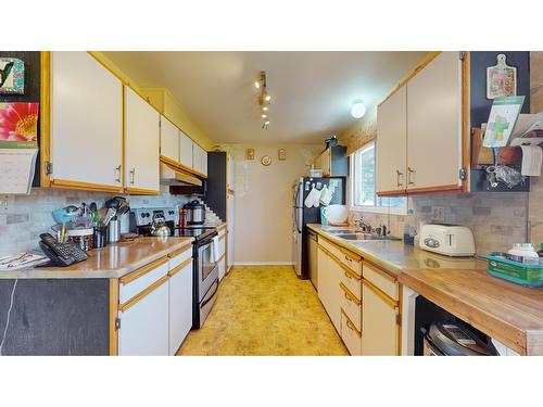 824 14Th Street S, Cranbrook, BC - Indoor Photo Showing Kitchen With Double Sink