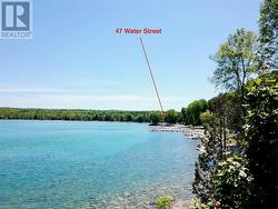 Crystal clear waters at the base of Hope Bay. - 