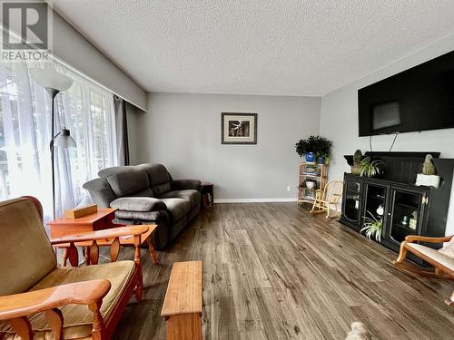 699 N Fifth Avenue, Williams Lake, BC - Indoor Photo Showing Living Room