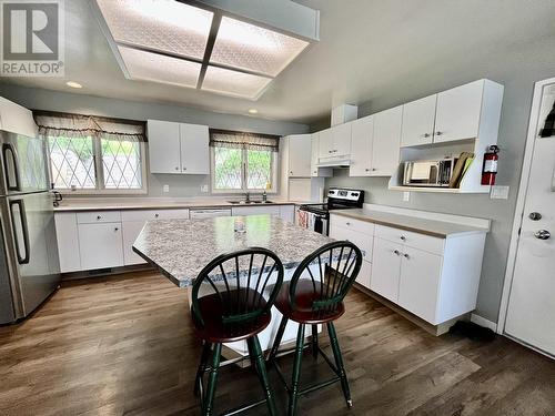 699 N Fifth Avenue, Williams Lake, BC - Indoor Photo Showing Kitchen