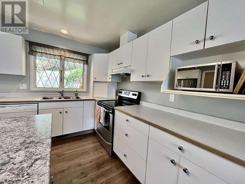 699 N Fifth Avenue, Williams Lake, BC - Indoor Photo Showing Kitchen With Double Sink