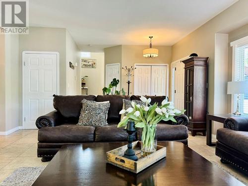 406 Crowne Rise Forest, Kimberley, BC - Indoor Photo Showing Living Room