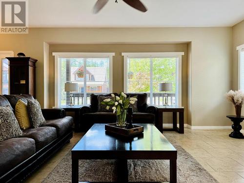 406 Crowne Rise Forest, Kimberley, BC - Indoor Photo Showing Living Room