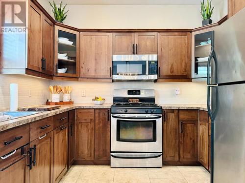 406 Crowne Rise Forest, Kimberley, BC - Indoor Photo Showing Kitchen