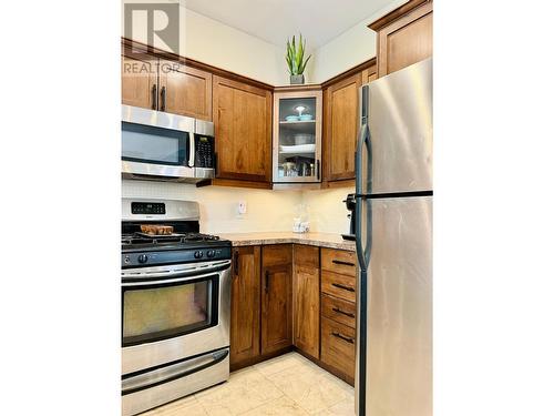 406 Crowne Rise Forest, Kimberley, BC - Indoor Photo Showing Kitchen