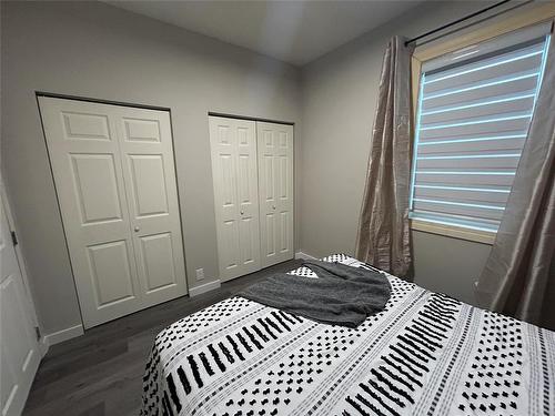 305 Victoria Avenue E, Winnipeg, MB - Indoor Photo Showing Bedroom